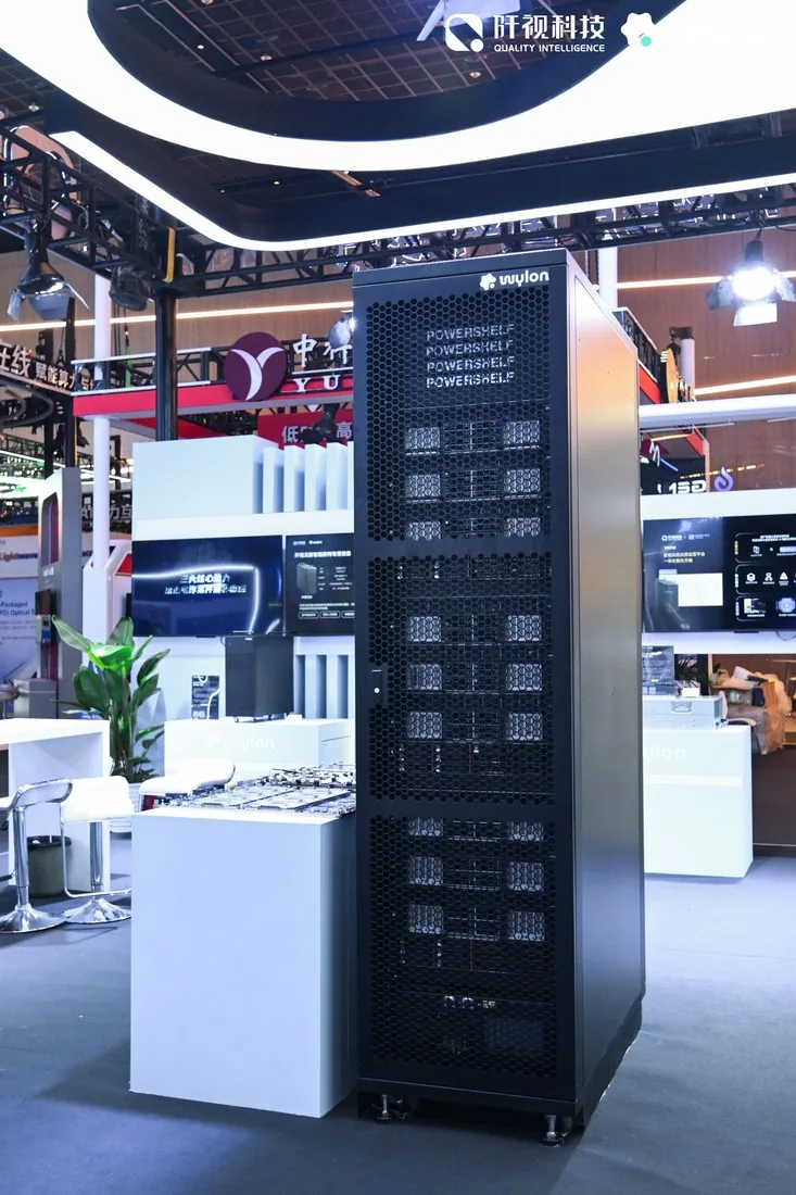 单机柜集成 72 颗国产 GPU 的 wylon 超节点真机